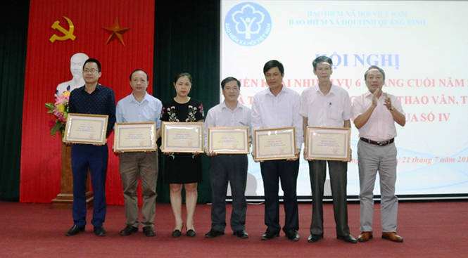 Thừa ủy quyền của Tổng Giám đốc BHXH Việt Nam, lãnh đạo BHXH tỉnh trao danh hiệu “Tập thể Lao động xuất sắc” năm 2016 cho các tập thể trong ngành.