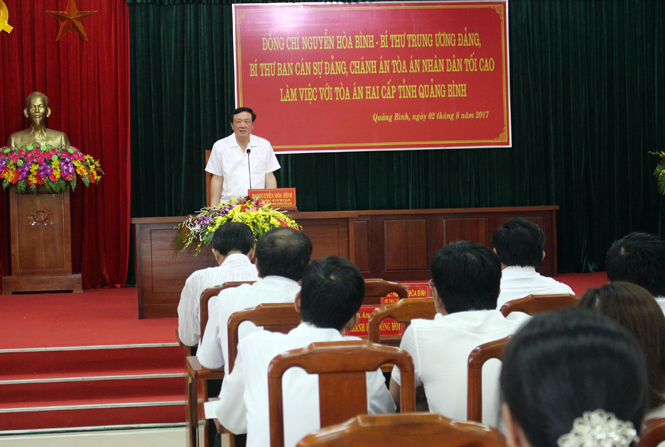 Đồng chí Nguyễn Hòa Bình, Bí thư Trung ương Đảng, Chánh án TAND Tối cao tại buổi làm việc với TAND hai cấp tỉnh Quảng Bình.