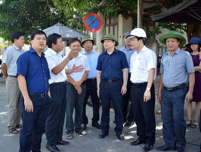 Đồng chí Nguyễn Tiến Hoàng, Phó chủ tịch UBND tỉnh cùng đoàn kiểm tra hiện trạng cáp thông tin trên địa bàn TP. Đồng Hới