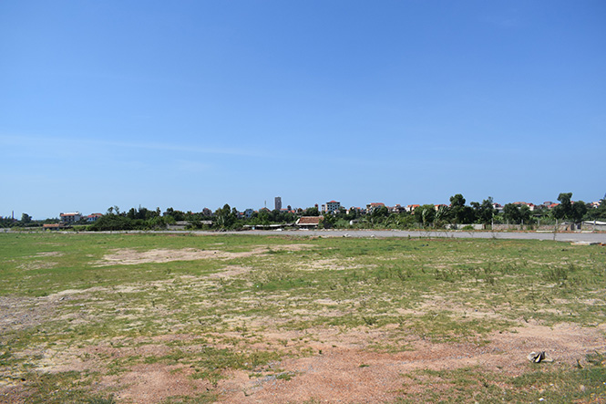 Quỹ đất khu vực phía bắc đường Trần Quang Khải được dành để thực hiện dự án đầu tư nhà ở cho người thu nhập thấp vẫn bỏ trống nhiều năm nay.