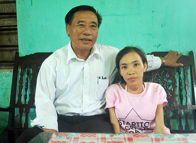 Ông Đặng Ngọc Văn thăm hỏi nạn nhân CĐDC tại xã Quảng Xuân.