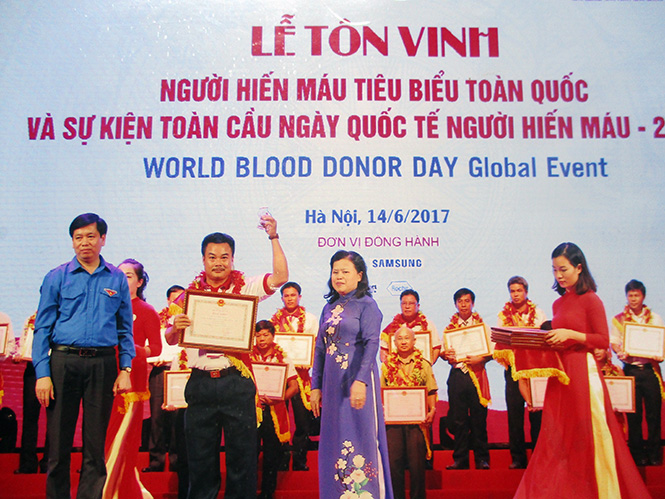 Anh Nguyễn Văn Thọ tại lễ tôn vinh người hiến máu tiêu biểu toàn quốc và sự kiện toàn cầu Ngày Quốc tế người hiến máu.  