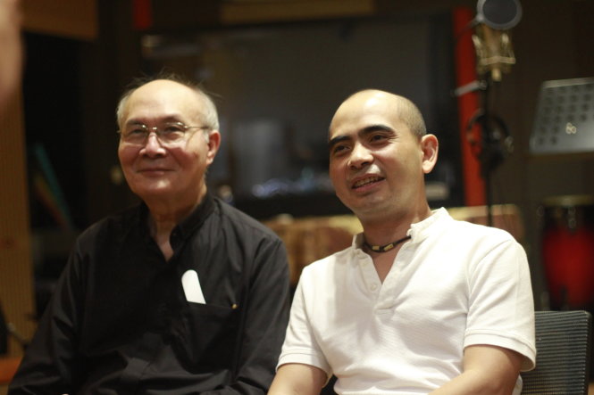 Nhạc sĩ Vũ Thành An (trái) và nhạc sĩ Đức Trí tại phòng thu MPU (TP.HCM) vào sáng 3-8