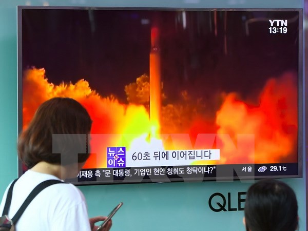 Người dân Hàn Quốc theo dõi trên truyền hình về vụ phóng thử tên lửa đạn đạo liên lục địa lần thứ hai của Triều Tiên tại một nhà ga ở Seoul ngày 29-7 vừa qua. (Ảnh: AFP/TTXVN)
