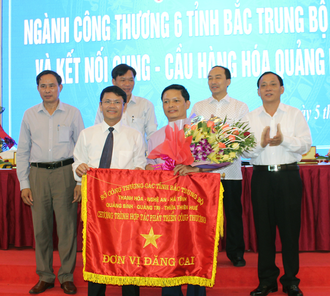 Trao quyền đăng cai Hội nghị ngành Công thương 6 tỉnh Bắc Trung Bộ lần thứ VIII năm 2018 cho Sở Công thương Hà Tĩnh.