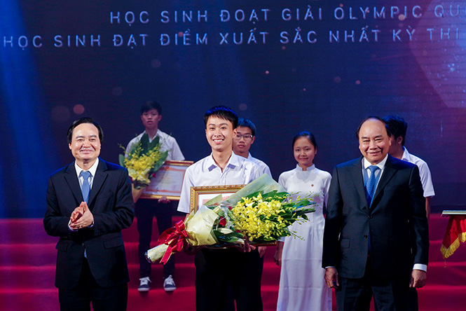 Nguyễn Thế Quỳnh vinh dự là 1 trong 5 học sinh được Thủ tướng Chính phủ tặng bằng khen tại lễ tuyên dương học sinh đoạt giải Olympic Quốc tế và học sinh xuất sắc nhất kỳ thi THPT Quốc gia năm 2016.