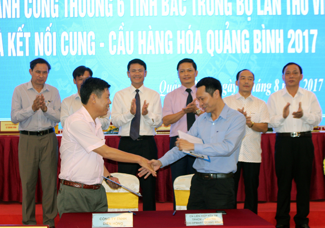 Lễ ký kết Biên bản ghi nhớ hợp tác kinh doanh giữa Công ty TNHH Diến Hồng và Siêu thị Co.op Mart Quảng Bình.