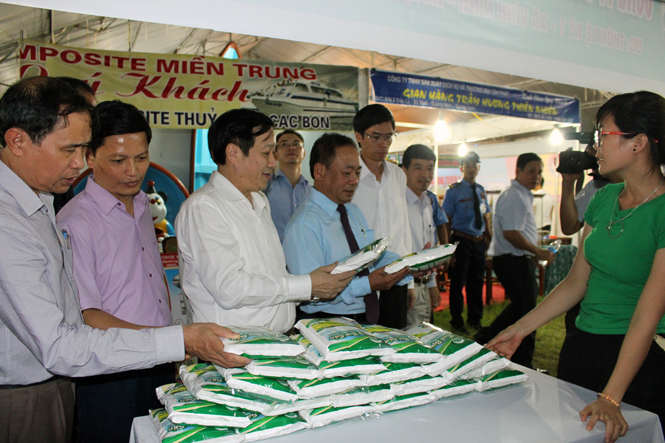 Các đại biểu tham quan gian hàng sản phẩm tinh bột sắn của Công ty Cổ phần Tư vấn và Đầu tư Long Giang Thịnh.