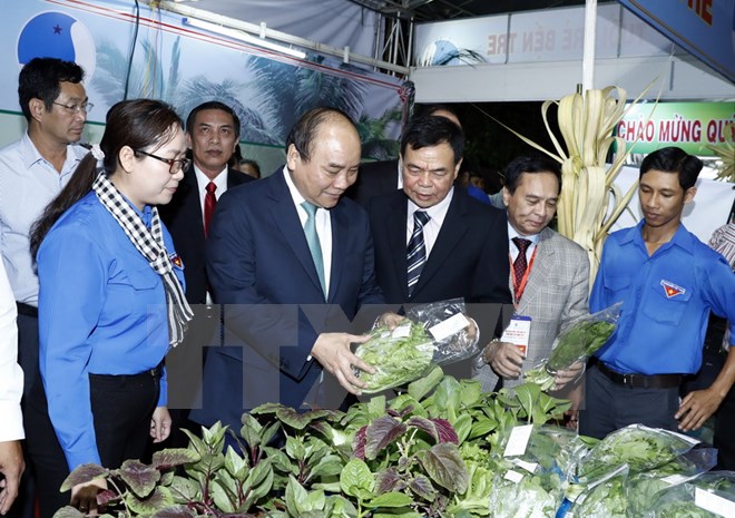 Thủ tướng Nguyễn Xuân Phúc thăm các gian hàng trưng bày tại ngày hội “Bến Tre Đồng khởi - Khởi nghiệp” năm 2017. (Ảnh: Thống Nhất/TTXVN)