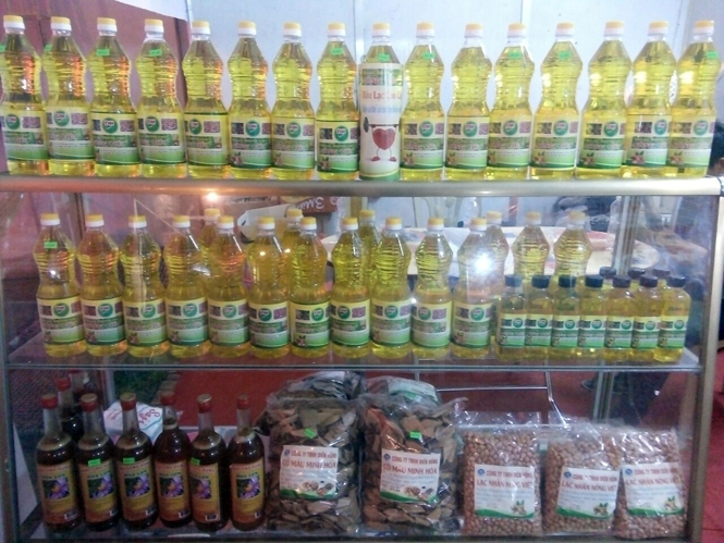 Sản phẩm dầu lạc Nông Việt và hàng nông sản của Công ty TNHH Diến Hồng.       