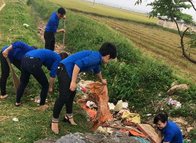 Lực lượng đoàn viên thanh niên thị xã Ba Đồn tình nguyện thu gom rác thải, bảo đảm vệ sinh môi trường.