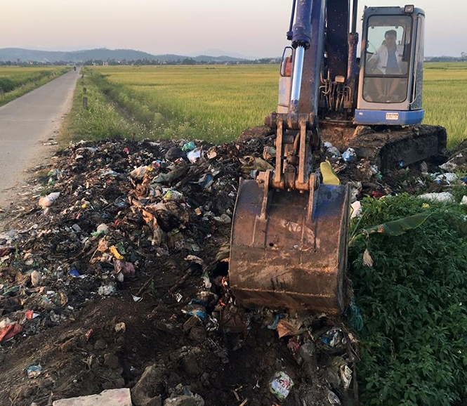 Xã Quảng Trung triển khai xử lý một điểm rác thải tồn đọng lâu ngày trên địa bàn.