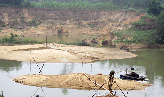 Một điểm khai thác cát trên sông Dinh thuộc địa phận xã Nam Trạch (Bố Trạch) mà người dân phản ánh đã gây ra việc sạt lở bờ sông.