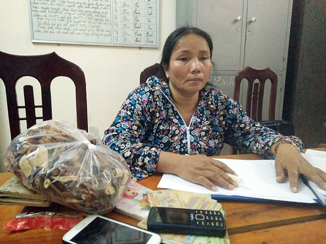 Bà Phan Thị Lan và tang vật bị tịch thu tại cơ quan công an.