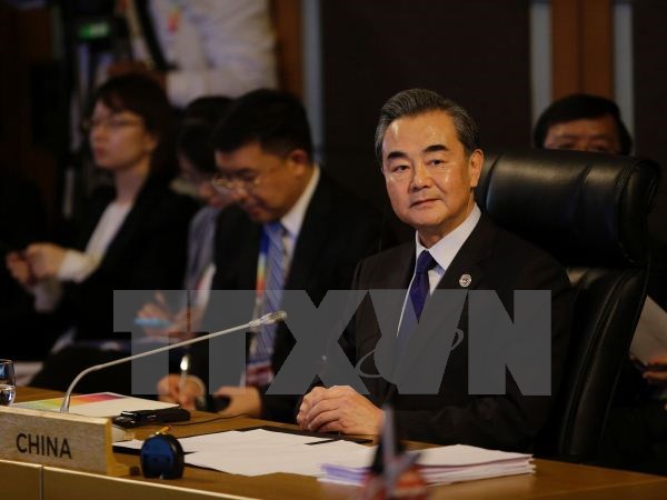 Bộ trưởng Ngoại giao Trung Quốc Vương Nghị (phải) phát biểu sau lễ ký Biên bản ghi nhớ về việc thành lập Trung tâm ASEAN-Trung Quốc ngày 6-8. (Nguồn: AFP/TTXVN)