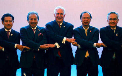  Ngoại trưởng Mỹ Rex Tillerson bắt tay các ngoại trưởng ASEAN tại một cuộc họp trong khuôn khổ Hội nghị Bộ trưởng Ngoại giao ASEAN lần thứ 50 ở thủ đô Manila, Philippines (Ảnh: Reuters)