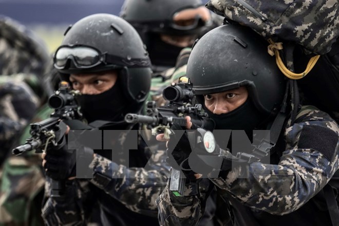 Cảnh sát đặc nhiệm Malaysia diễn tập chống khủng bố tại Kuala Lumpur, nhằm đảm bảo an ninh cho SEA Games 29. (Nguồn: EPA/TTXVN)