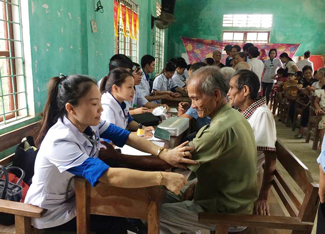 Bà con thôn Đồng Phú (Đồng Hóa, Tuyên Hóa) được khám chữa bệnh, cấp phát thuốc miễn phí.