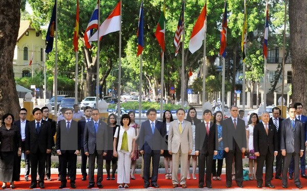 Các đại biểu dự Lễ thượng cờ ASEAN tại Trụ sở Bộ Ngoại giao Việt Nam (Hà Nội), sáng 8-8-2016, nhân kỷ niệm 49 năm Ngày thành lập ASEAN. (Ảnh: Nguyễn Khang/TTXVN)