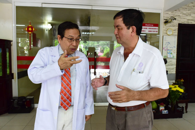  Giáo sư Trần Ngọc Sinh (trái) và PGS Nguyễn Hoài Nam trao đổi chuyên môn - Ảnh: HỮU NHÂN
