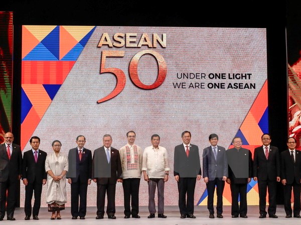 Tổng thống Philippines Rodrigo Duterte (giữa) và các quan chức Ngoại giao cấp cao ASEAN chụp ảnh chung tại buổi lễ. (Nguồn: EPA/TTXVN)