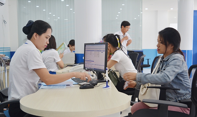Cán bộ giao dịch Trung tâm Viễn thông Quảng Bình đang chăm sóc khách hàng.