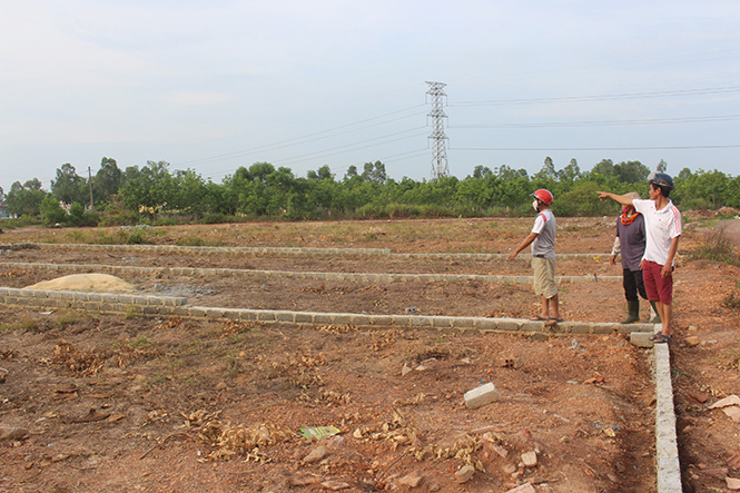 Diện tích đất rừng sản xuất của ông Nguyễn Minh Trí đã được phân lô bán làm đất nghĩa địa.