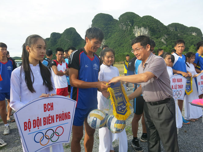 Ban tổ chức trao cờ lưu niệm và tặng quà cho các đội bóng tham gia giải