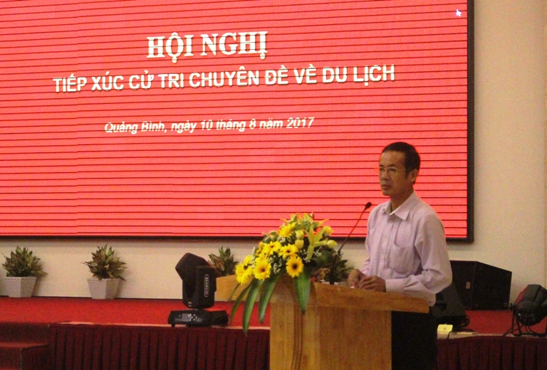 Đồng chí Trần Công Thuật, Phó Bí thư Thường trực Tỉnh uỷ, Trưởng Đoàn đại biểu Quốc hội tỉnh phát biểu tại buổi tiếp xúc