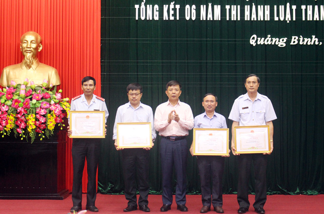Đồng chí Nguyễn Hữu Hoài, Phó Bí thư Tỉnh ủy, Chủ tịch UBND tỉnh tặng bằng khen cho 5 cá nhân.