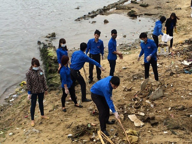 Lực lượng thanh niên tổ chức làm vệ sinh bờ biển.
