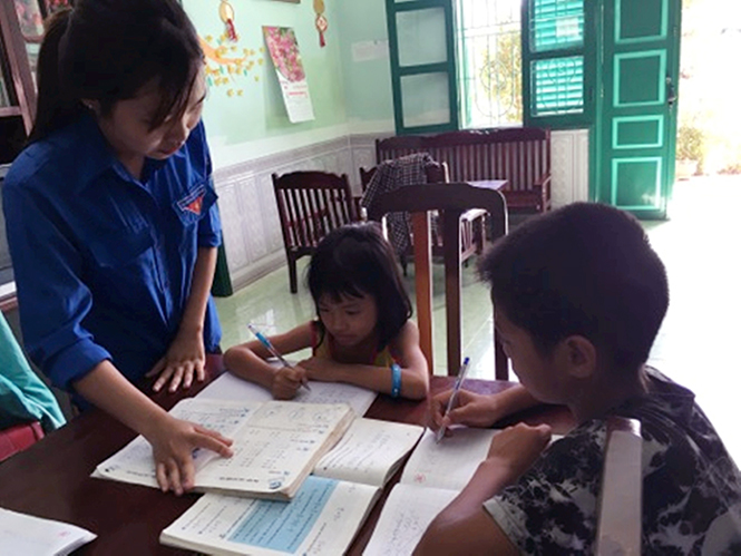 Các em tại Làng trẻ SOS Đồng Hới hăng say học tập khi được các tình nguyện viên kèm cặp.