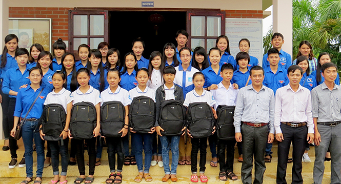 Đoàn Trường đại học Quảng Bình tặng quà cho học sinh Làng trẻ em SOS Đồng Hới đạt thành tích cao sau mỗi dịp hè.