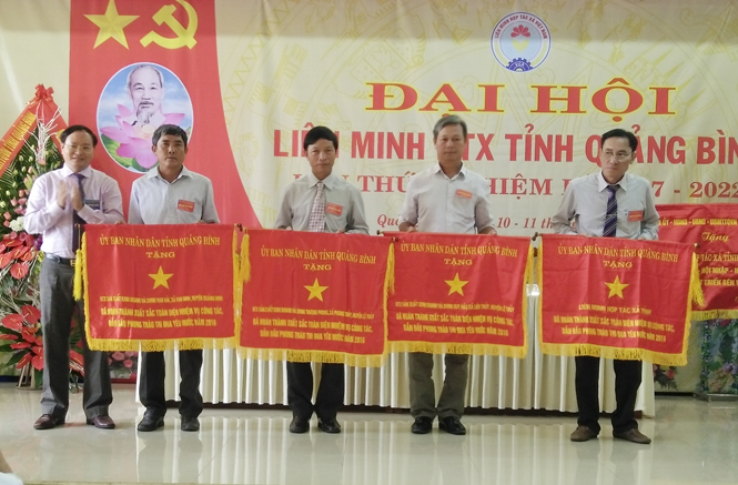 Đồng chí Lê Minh Ngân, Phó chủ tịch UBND tỉnh tặng cờ thi đua cho 11 tập thể.                                    