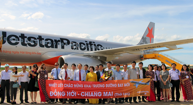 Đồng chí Trần Tiến Dũng, Tỉnh ủy viên, Phó Chủ tịch UBND tỉnh tặng hoa chúc mừng đoàn đại biểu tham dự lễ khai trương đường bay Đồng Hới-Chiang Mai tại tỉnh Chiang Mai.