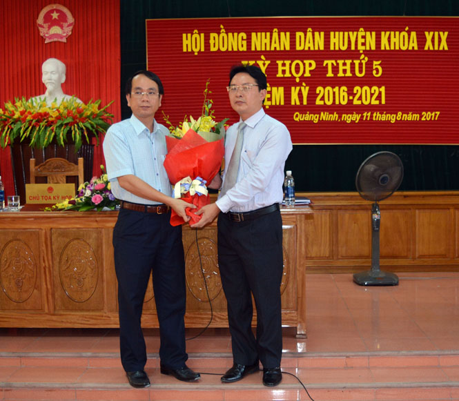  Đồng chí Phan Mạnh Hùng, Tỉnh ủy viên, Bí thư Huyện ủy Quảng Ninh trao hoa chúc mừng đồng chí Phạm Trung Đông