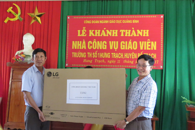 Đại diện lãnh đạo Công đoàn Giáo dục Việt Nam tặng tivi cho giáo viên nội trú.
