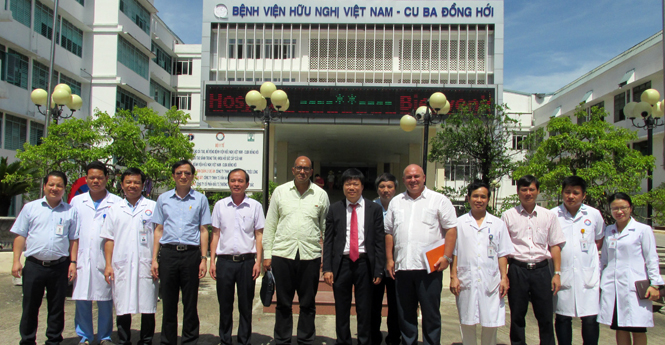 Đại sứ Cu Ba tại Việt Nam Herminio Lopez Diaz chụp ảnh lưu niệm với cán bộ y tế Bệnh viện hữu nghị Việt Nam-Cu Ba Đồng Hới.