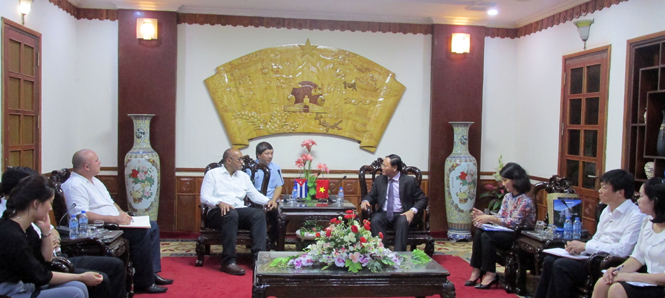 Đại sứ Cu Ba tại Việt Nam Herminio Lopez Diaz trong buổi làm việc với UBND tỉnh.