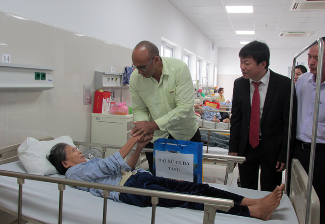 Đại sứ Cu Ba tại Việt Nam Herminio Lopez Diaz thăm hỏi, tặng quà cho bệnh nhân đang điều trị tại Bệnh viện hữu nghị Việt Nam-Cu Ba Đồng Hới.