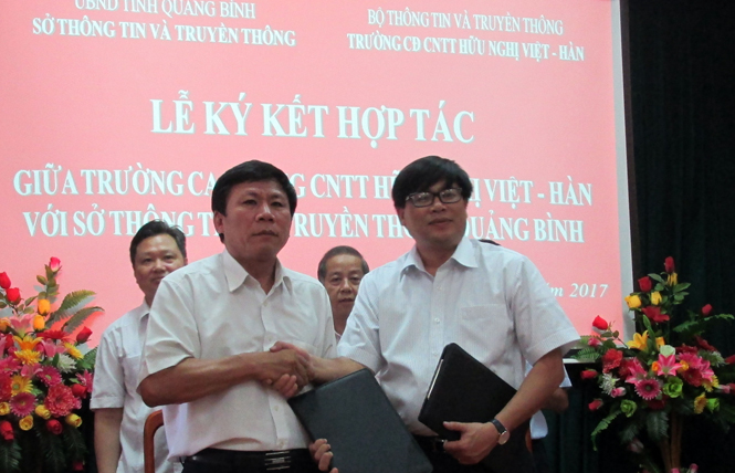 Đại diện lãnh đạo Sở TT-TT Quảng Bình và Trường Cao đẳng CNTT Việt Hàn ký kết văn bản hợp tác.
