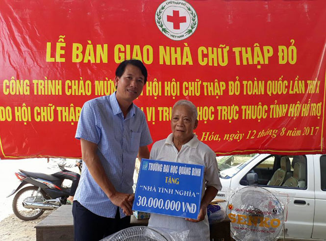 Hội chữ thập đỏ Trường đại học Quảng Bình trao 30 triệu đồng cho ông Cao Văn Đương