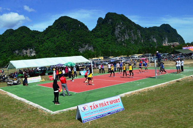 Trận chung kết bóng chuyền nữ giữa hai đội Lệ Thủy và Bố Trạch