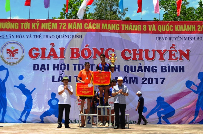 BTC trao giải nhất, nhì bóng chuyền nam hạng A cho đội Bộ đội Biên phòng tỉnh và Công ty Xăng dầu Quảng Bình