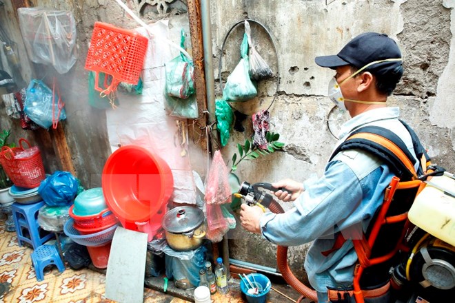 Phun thuốc phòng chống sốt xuất huyết tại Hà Nội. (Ảnh: Dương Ngọc/TTXVN)