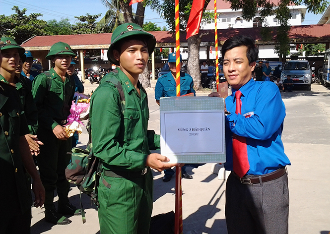 Lãnh đạo Đoàn TNCS Hồ Chí Minh thị xã Ba Đồn tặng quà cho thanh niên lên đường thực hiện nghĩa vụ quân sự