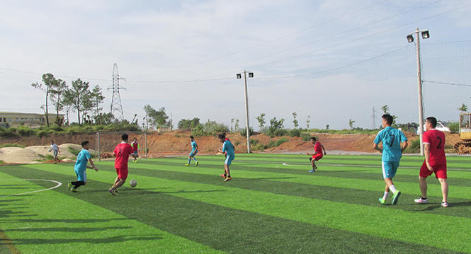 Sân bóng đá của trường là nơi thường xuyên diễn ra các hoạt động TDTT của cán bộ giáo viên và học sinh.