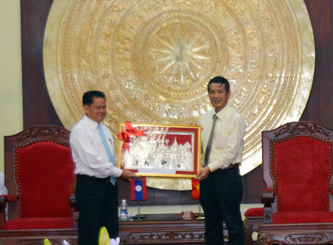  Đồng chí Phôm-ma Phăn-tha-lăng sỉ, Phó Bí thư tỉnh, Trưởng Ban Tổ chức tỉnh Khăm Muộn tặng quà lưu niệm cho Tỉnh ủy Quảng Bình. 