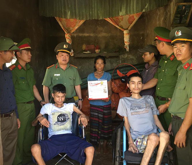  Lực lượng đoàn viên thanh niên công an huyện Lệ Thủy trao quà cho gia đình chị Hồ Thị Yên. 
