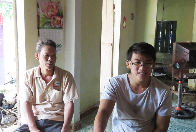 Hầu Hải Phong và ba của em trong ngôi nhà nhỏ đầy ắp tiếng cười.    